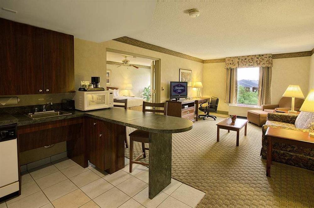 Hampton Inn And Suites Asheville Airport Fletcher Room photo